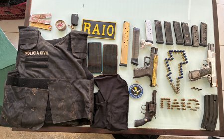 PMCE apreende três armas de fogo, munições, colete e carro clonado após troca de tiros em Itapipoca