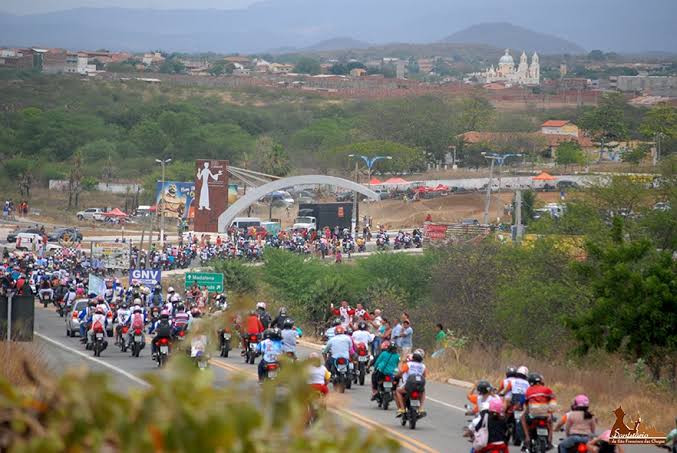 Fé sobre duas rodas: 38ª Moto Romaria reúne motociclistas no trajeto entre Fortaleza e Canindé