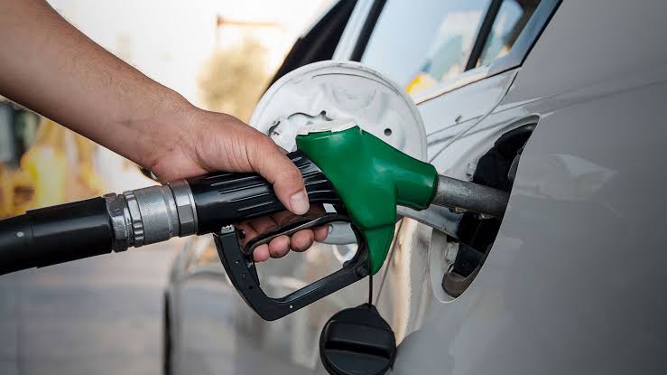 Governo mantém subsídios à gasolina e ao diesel para conter alta dos combustíveis