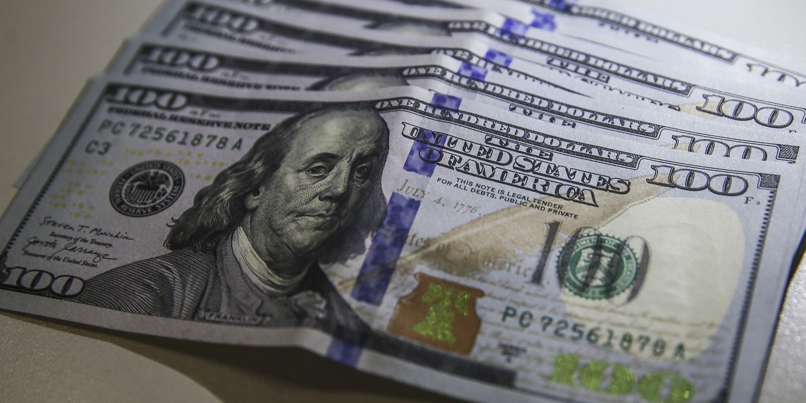 Dólar fica estável em R$ 5,08, mas cai 0,58% na semana