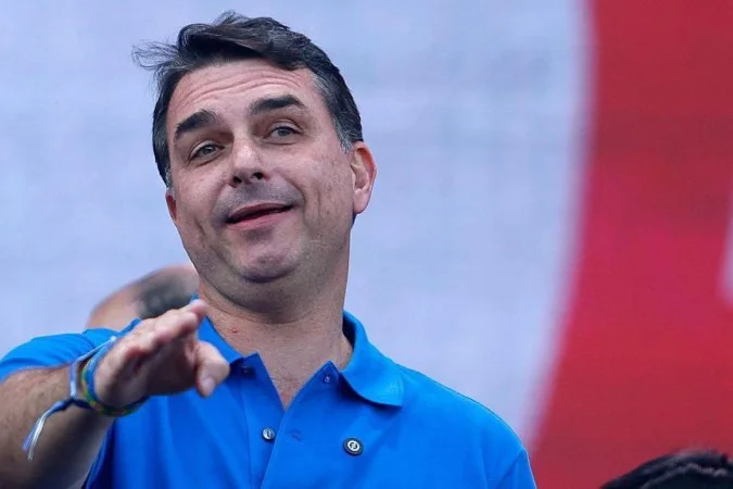 Flávio Bolsonaro reage a rumores e divulga vídeo sobre trajetória pessoal e política