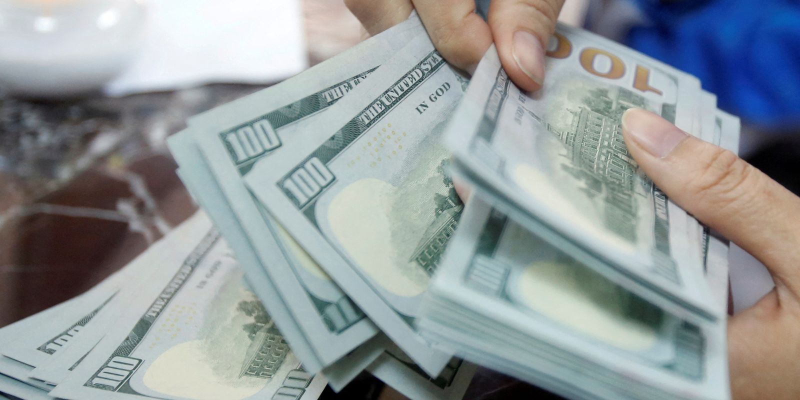 Dólar fecha no maior valor em duas semanas com queda no petróleo