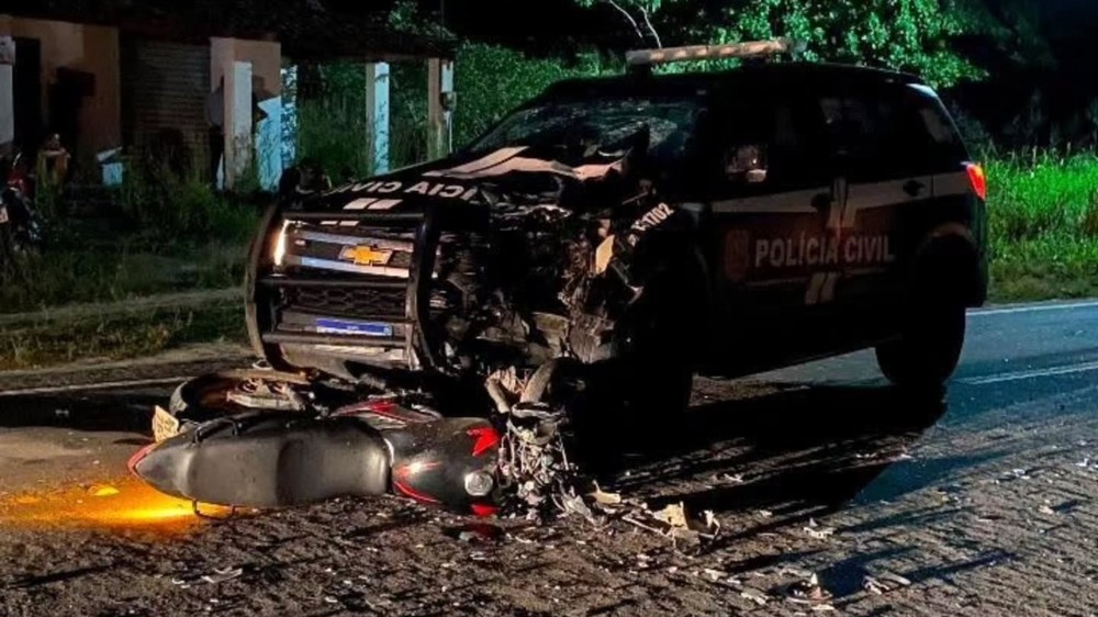 Jovem morre após colisão entre motocicleta e viatura da Polícia Civil