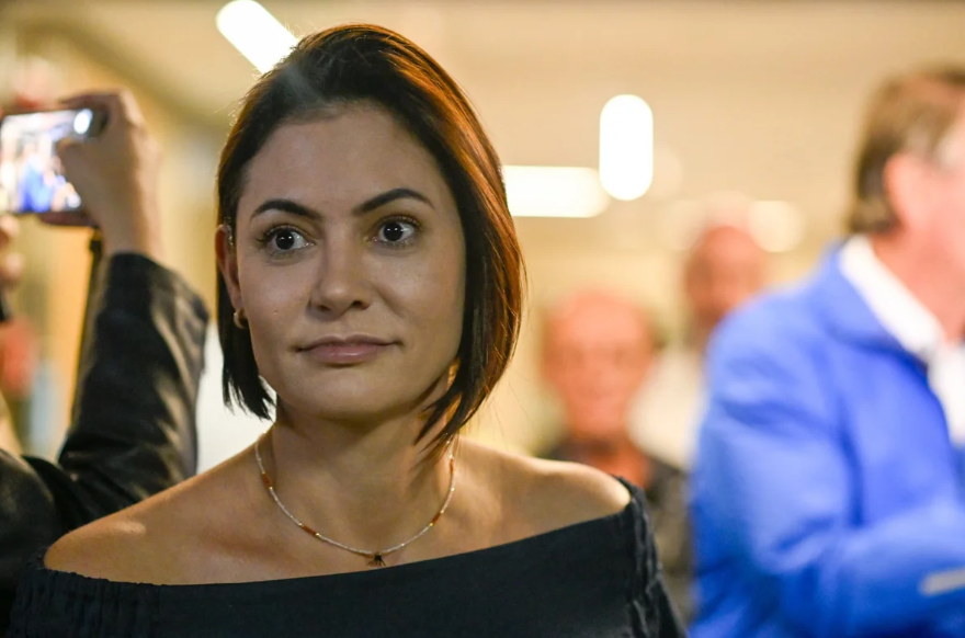 Michelle adia decisão sobre candidatura ao Senado e diz que prioridade é cuidar de Jair Bolsonaro