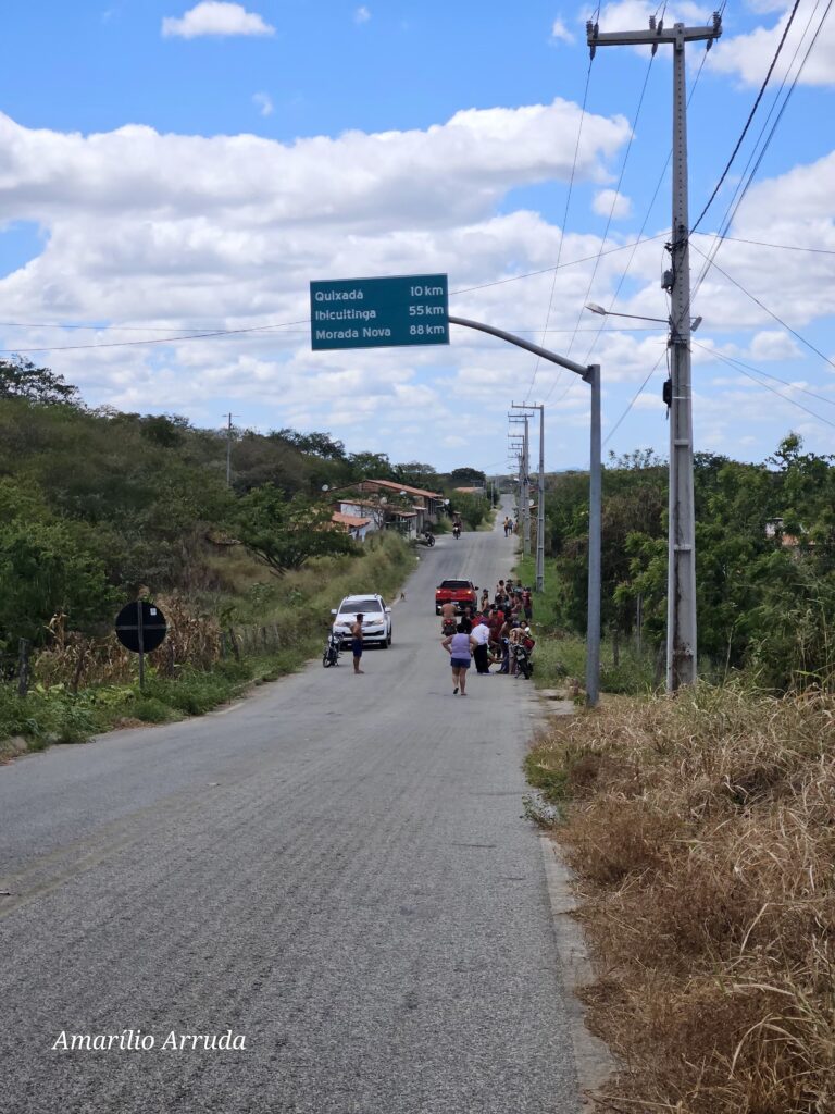 Carro desce ribanceira e capota na descida da Serra do Estevão, na zona rural de Quixadá