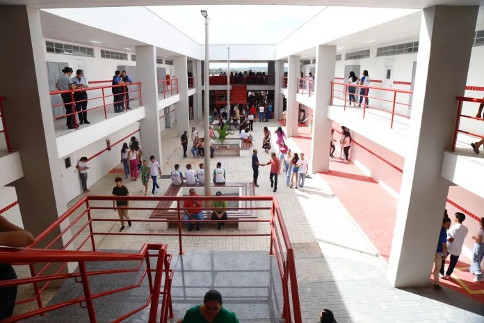 Rede estadual retoma aulas nesta segunda com 198 mil alunos em tempo integral