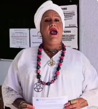 Rainha das Trevas: quem é a feiticeira que ergueu estátua de 11 metros em homenagem ao Diabo