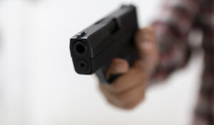 Homem que matou jovem por engano ao errar tiro é condenado a 20 anos de prisão