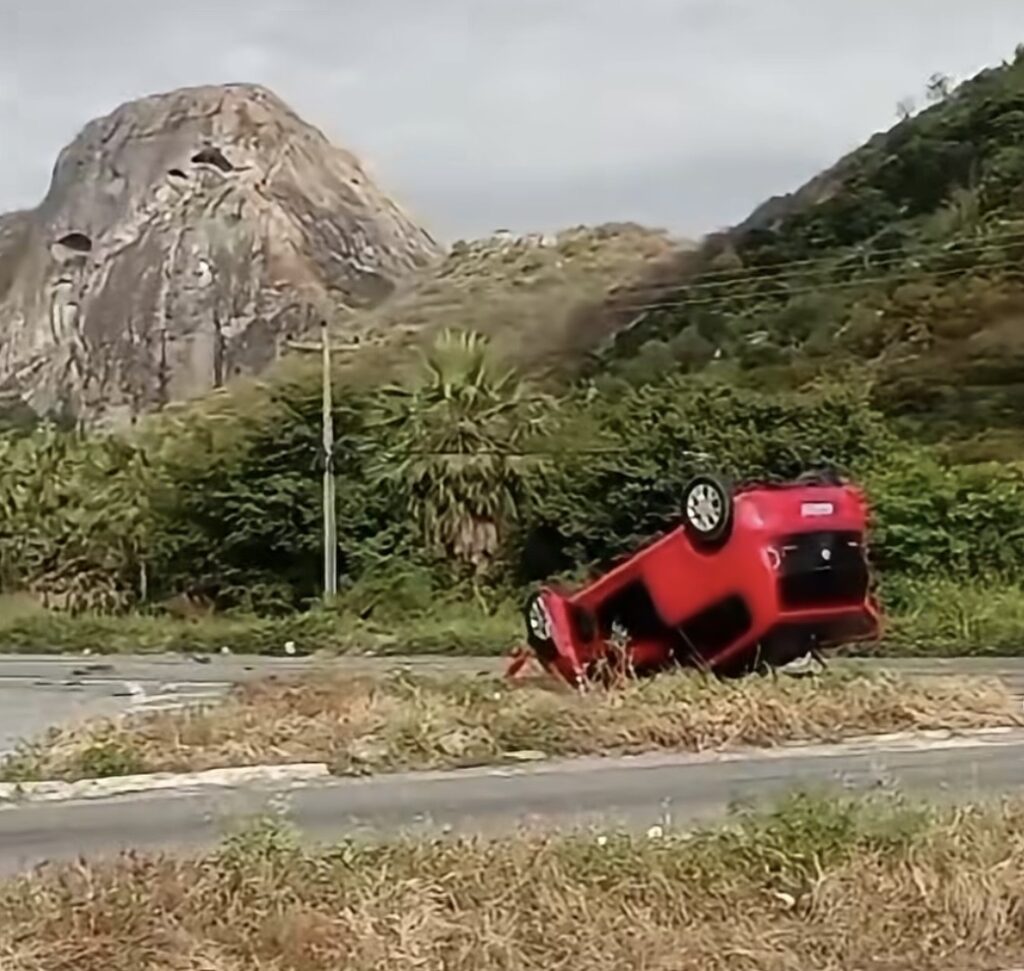 Colisão entre veículos provoca capotamento na BR-122, em Quixadá