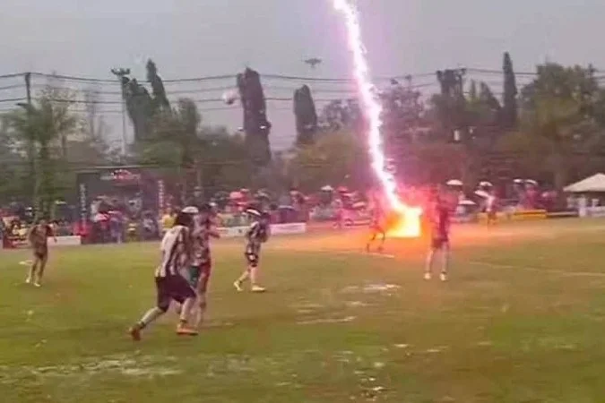 Raio atinge campo de futebol durante partida na Tailândia, mata jogador e deixa 12 feridos