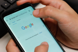 Partido questiona regras do ECA Digital sobre verificação de idade na internet