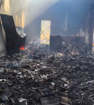 Homem é suspeito de incendiar casa com ex-companheira e filha adolescente dentro do imóvel