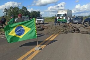 Lula restabelece multas a bolsonaristas que bloquearam rodovias em 2022