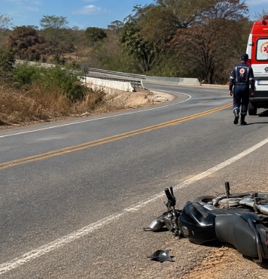 Motociclista fica ferido após perder controle da moto em curva na zona rural de Quixadá