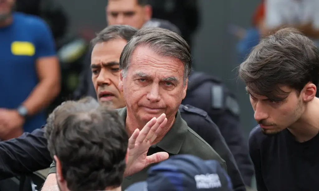 Alexandre de Moraes nega pedido de Bolsonaro para receber visita dos filhos no dia dos pais