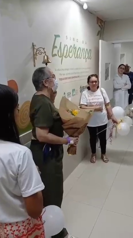 Ela venceu! Professora de Choró toca o sino da última quimioterapia e é recebida com carreata