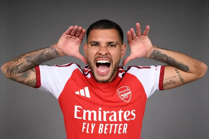 Bruno Guimarães é anunciado como novo reforço do Arsenal