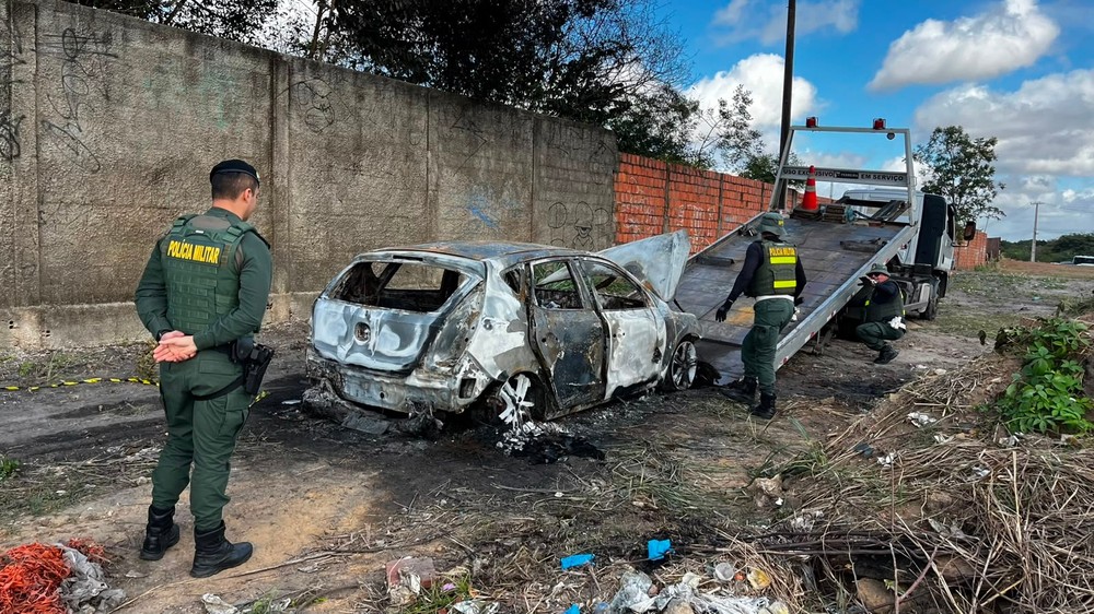 Policial militar é encontrado carbonizado em carro incendiado