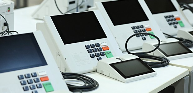 Segurança das urnas entra no foco do TSE a poucos meses das eleições de 2026