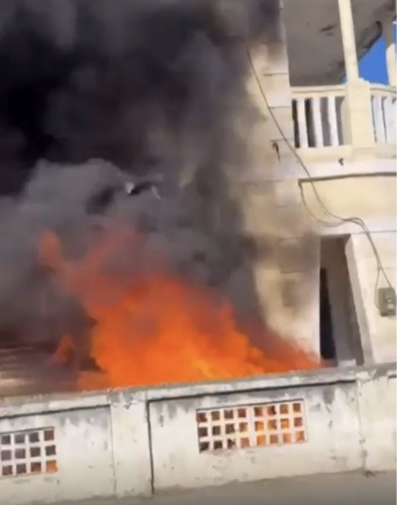 Incêndio se espalha por residência e é combatido pelos Bombeiros no Centro de Quixadá