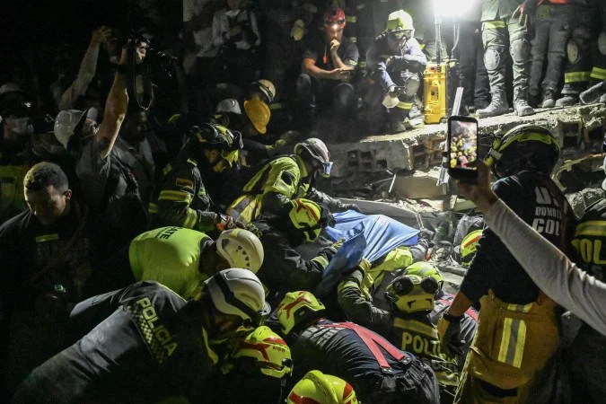 Mulher é resgatada com vida após passar 36 horas sob os escombros na Colômbia