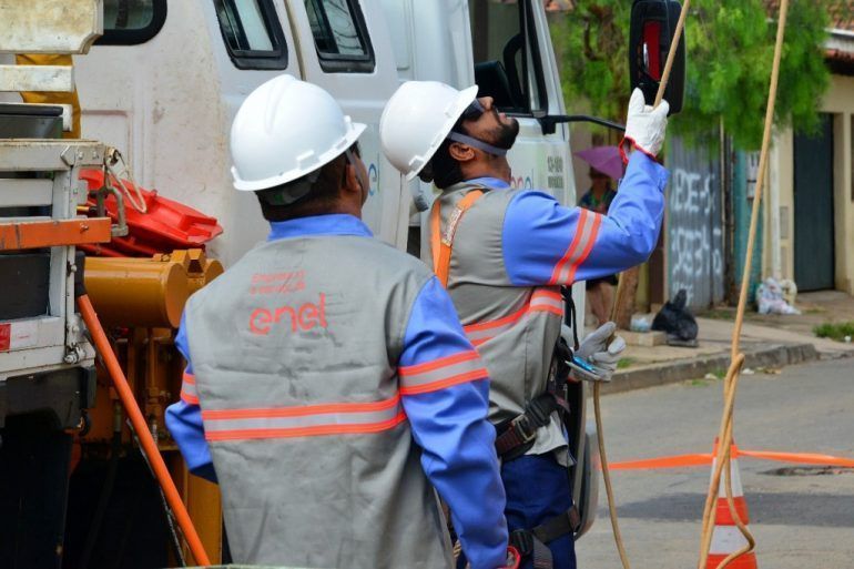 Justiça manda Enel religar energia após prisão de 15 moradores de comunidade em Quixadá