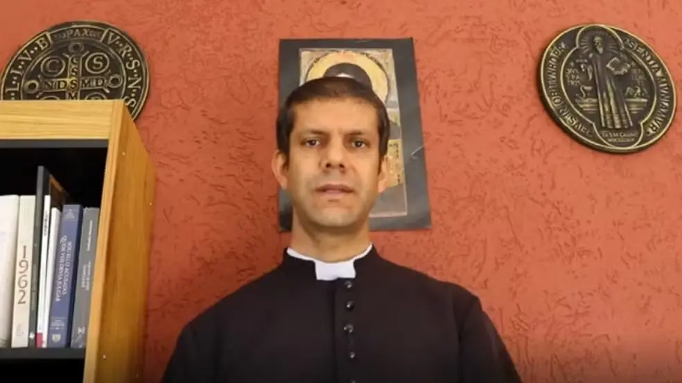 Vaticano expulsa mais um padre brasileiro por aderir a movimento que celebra missa de costas