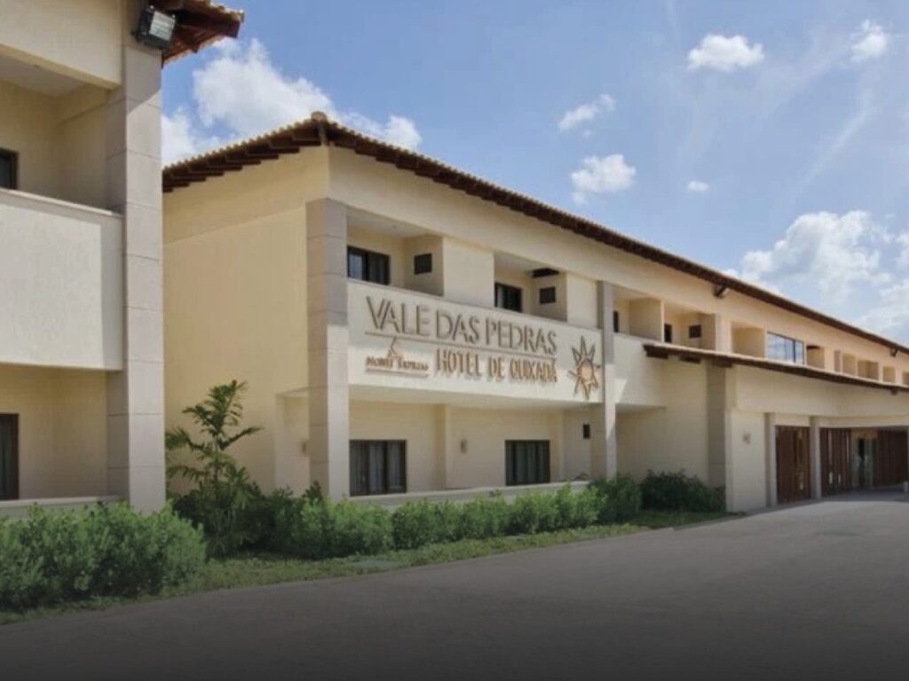 Hotel Vale das Pedras, em Quixadá, entra em leilão com lance inicial de R$ 17 milhões