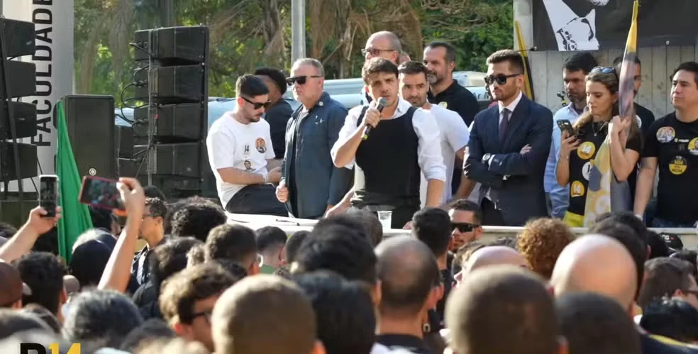 Renan Santos abre campanha em São Paulo com ataques a Lula e Flávio Bolsonaro e discurso de combate ao crime