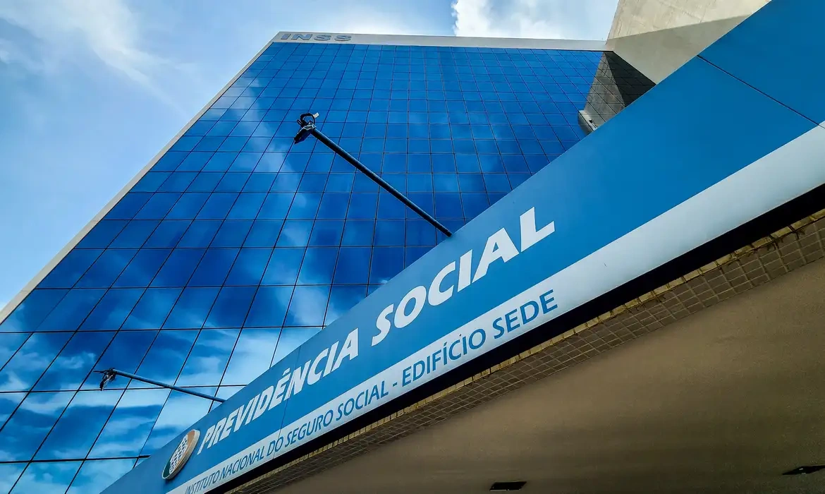 Estagiário pode começar a contribuir para o INSS antes do primeiro emprego; veja como