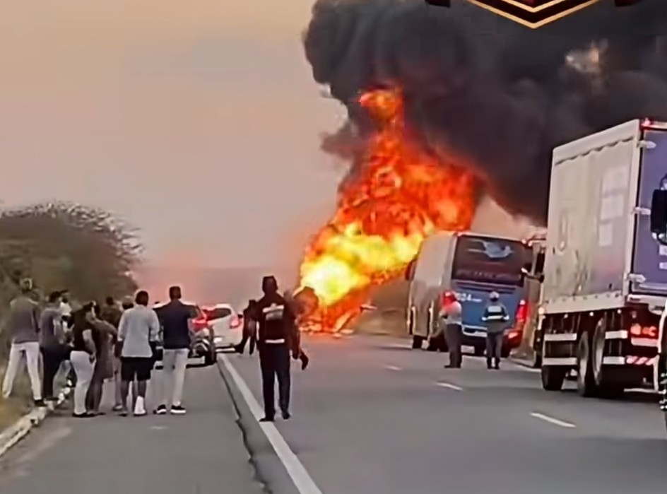Caminhão com carga de combustível pega fogo na BR-020 próximo a Canindé