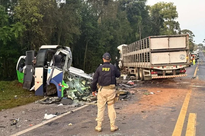 Grave acidente entre ônibus e carreta deixa mais de 20 mortos no Paraná