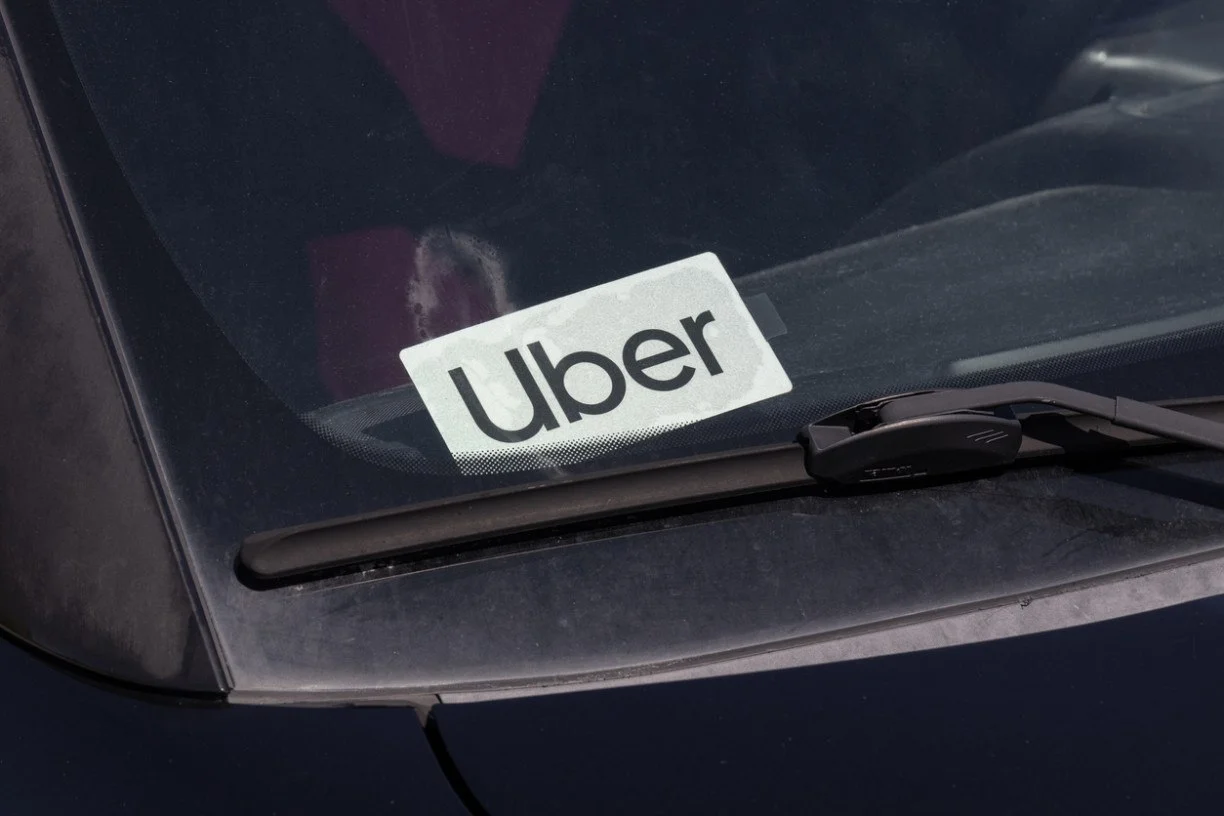 Uber testa novo modelo de cobrança com passe fixo para motoristas no Brasil