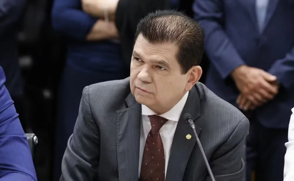 Queda de Mauro Filho da vice-liderança do Governo Lula na Câmara é marcada pelo constrangimento