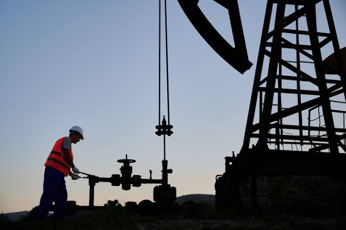 Petróleo cai após ampliação de sanções dos EUA ao Irã; negociações entre Paquistão e Teerã suavizam tensões e influenciam mercados