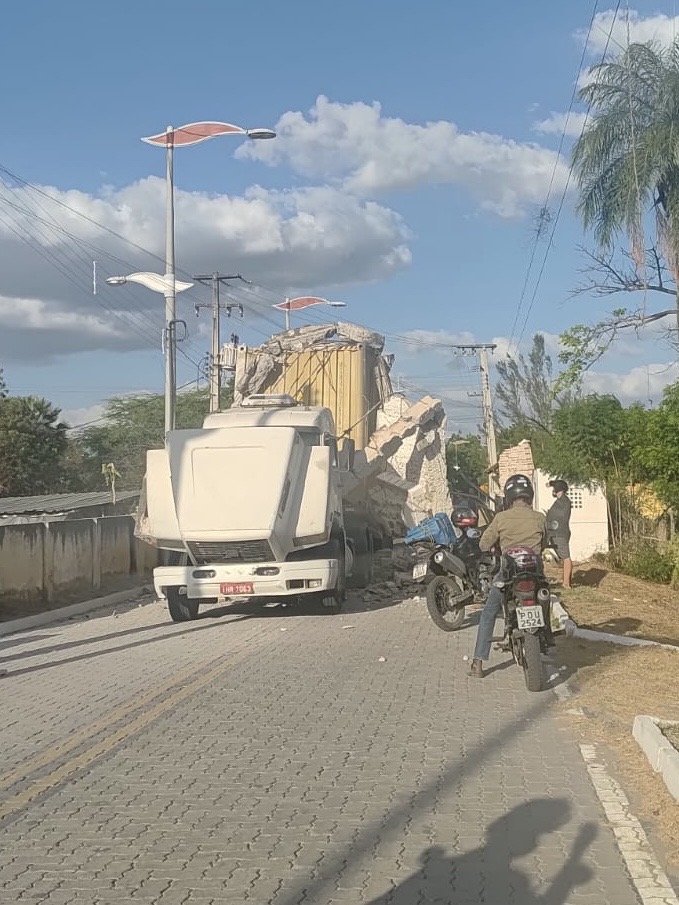 Acidente destrói arco histórico na entrada do Açude Cedro, em Quixadá