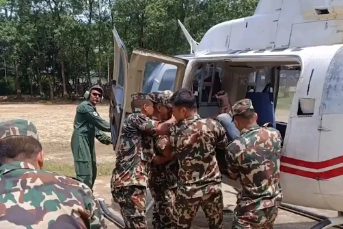 Imagens mostram resgate de vítimas após avalanche de lama que deixou 95 mortos no Nepal