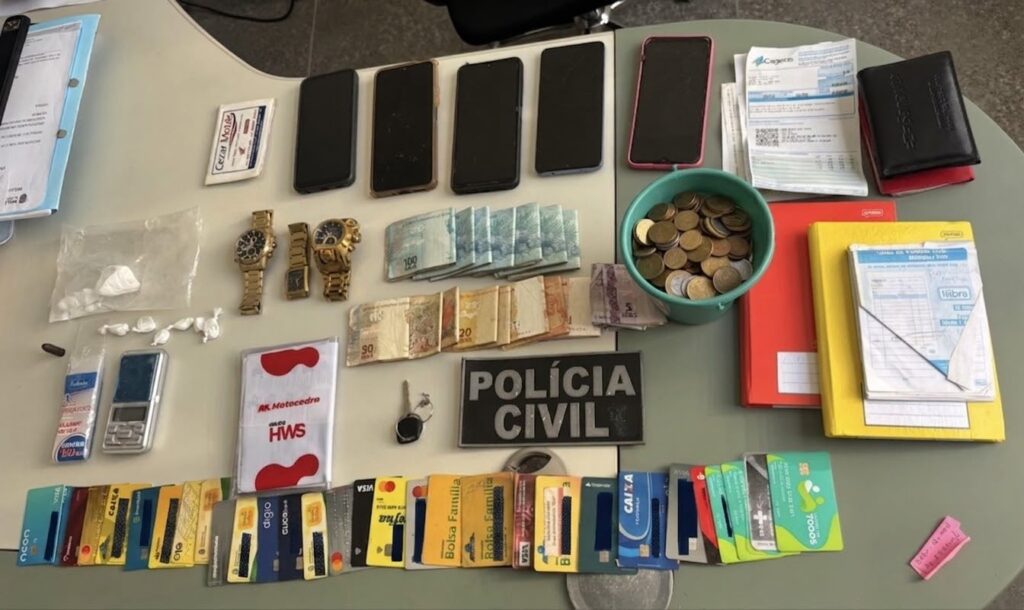 Polícia Civil prende suspeito por tráfico em Quixadá e apreende quase R$ 8 mil e 30 cartões
