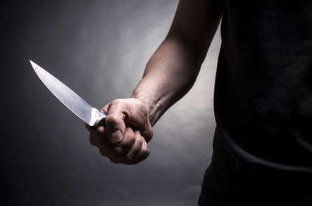 Homem com faca é preso por tentar entrar em residências durante a madrugada em Quixadá