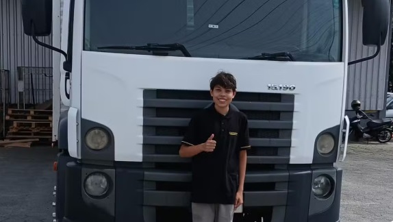 Jovem caminhoneiro de 20 anos é confundido com criança e até empresa duvidou de sua idade 