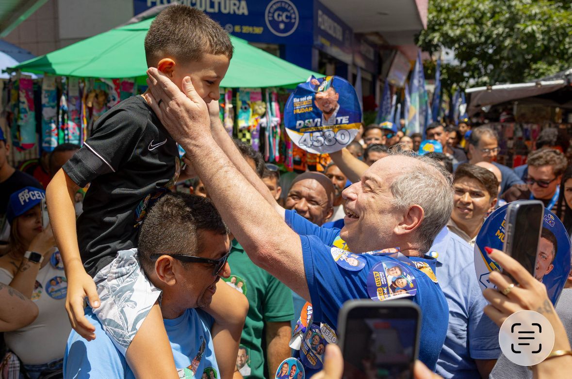 Ciro, em caminhada no Centro de Fortaleza, promete fortalecer comércio e serviços e defende apoio a trabalhadores informais