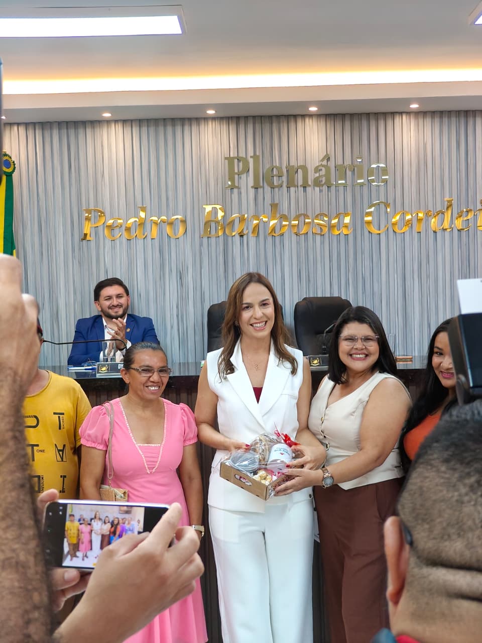 Lia de Freitas recebe título de Cidadã Aratubense em reconhecimento ao Ceará Sem Fome