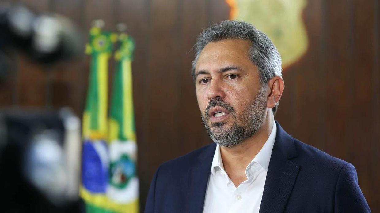 Justiça Eleitoral condena Elmano e prefeita de Crateús por uso de bens públicos em benefício de pré-candidatura
