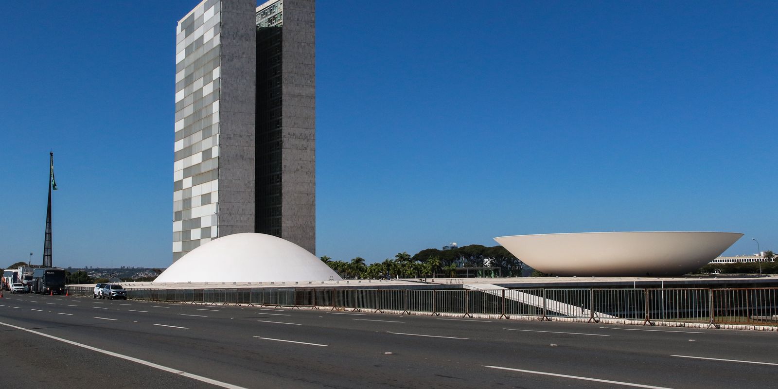 Votação da MP que zera "taxa das blusinhas" é adiada para terça