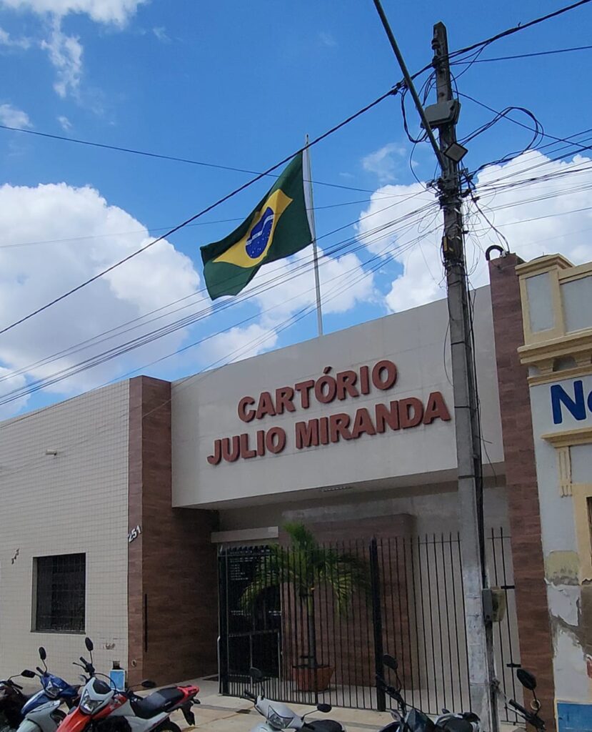 Bandeiras do Brasil, Ceará e Quixadá são pouco vistas em prédios públicos da cidade