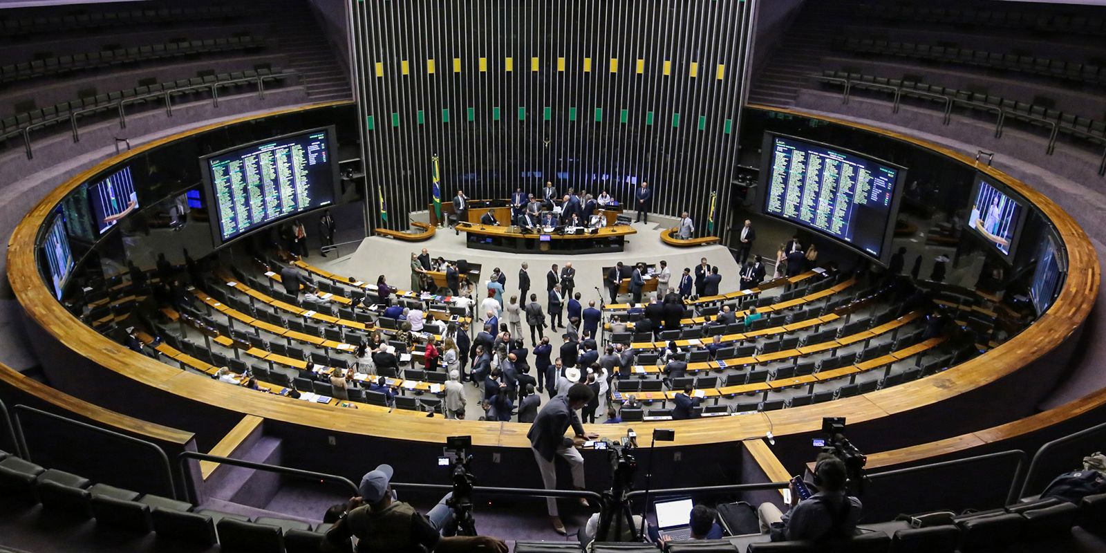 MP da "taxa das blusinhas" é aprovada na Câmara e vai ao Senado