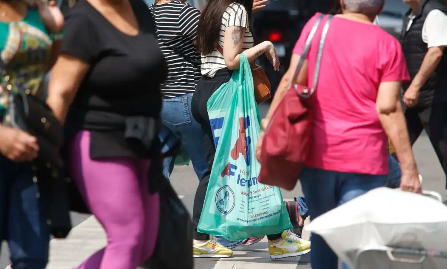 Mulheres superam homens entre comerciantes que usam plataformas digitais, aponta IBGE