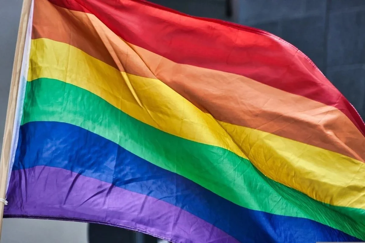 Casal é condenado a pagar R$ 100 mil ao próprio filho após expulsá-lo de casa por ele ser gay