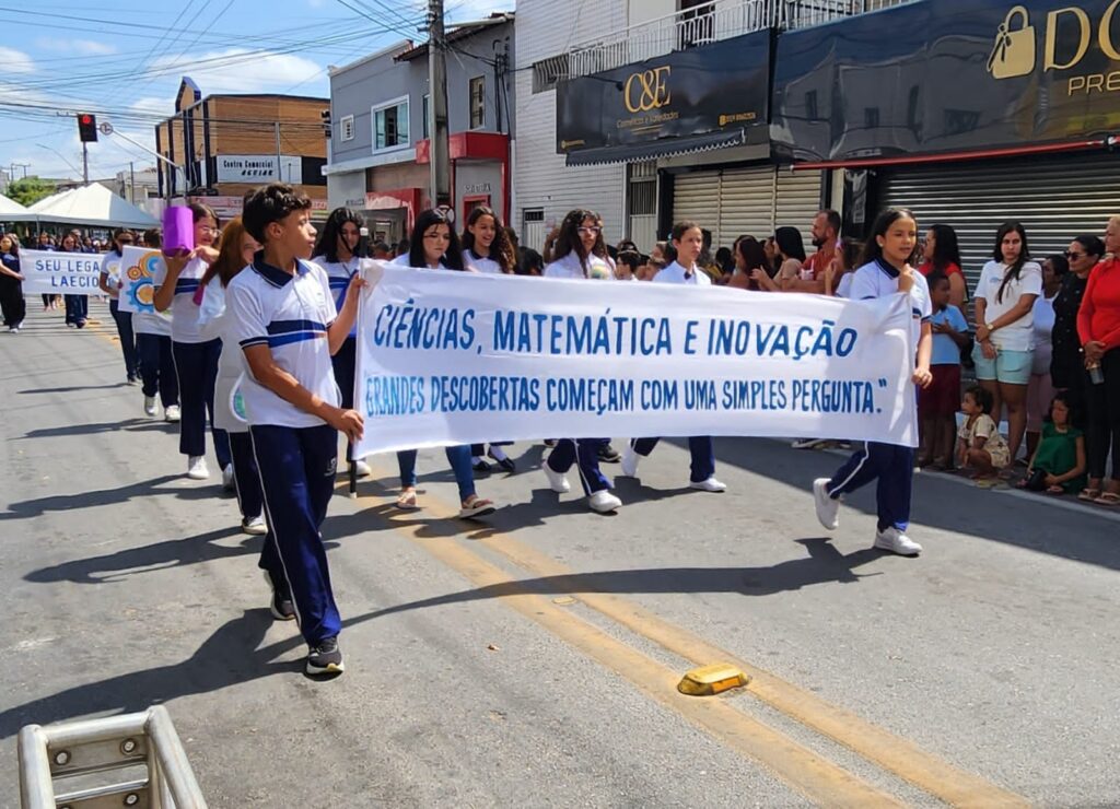 Escolas de Quixadá apresentam projetos e manifestações durante desfile da Independência