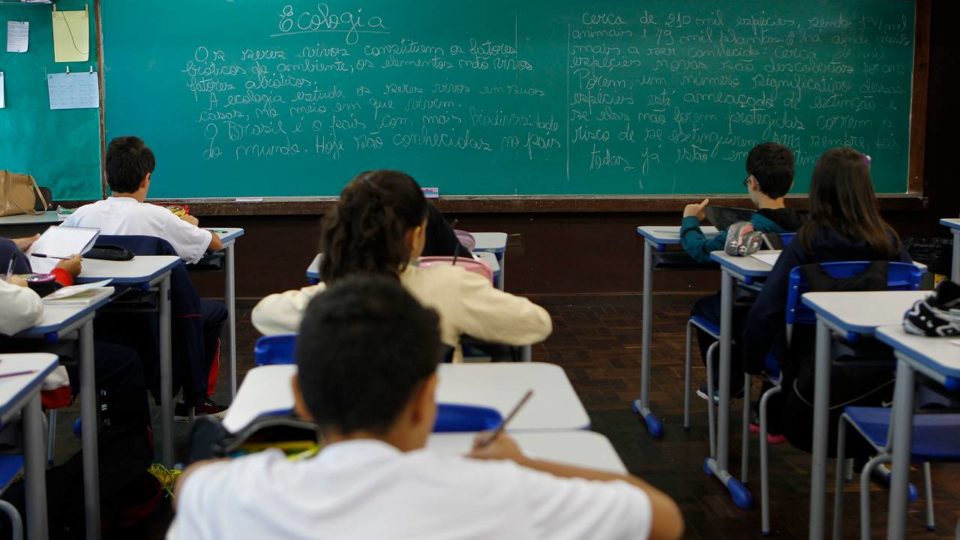 Brasil entra no grupo dos 10 países que mais avançaram em educação nas últimas duas décadas, mas Pisa 2025 ainda revela desafio
